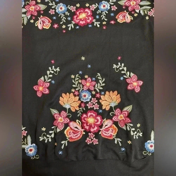 Andree by Unit Black Pull Over Floral Embroidered Sweater Women’s size Small - Picture 3 of 11